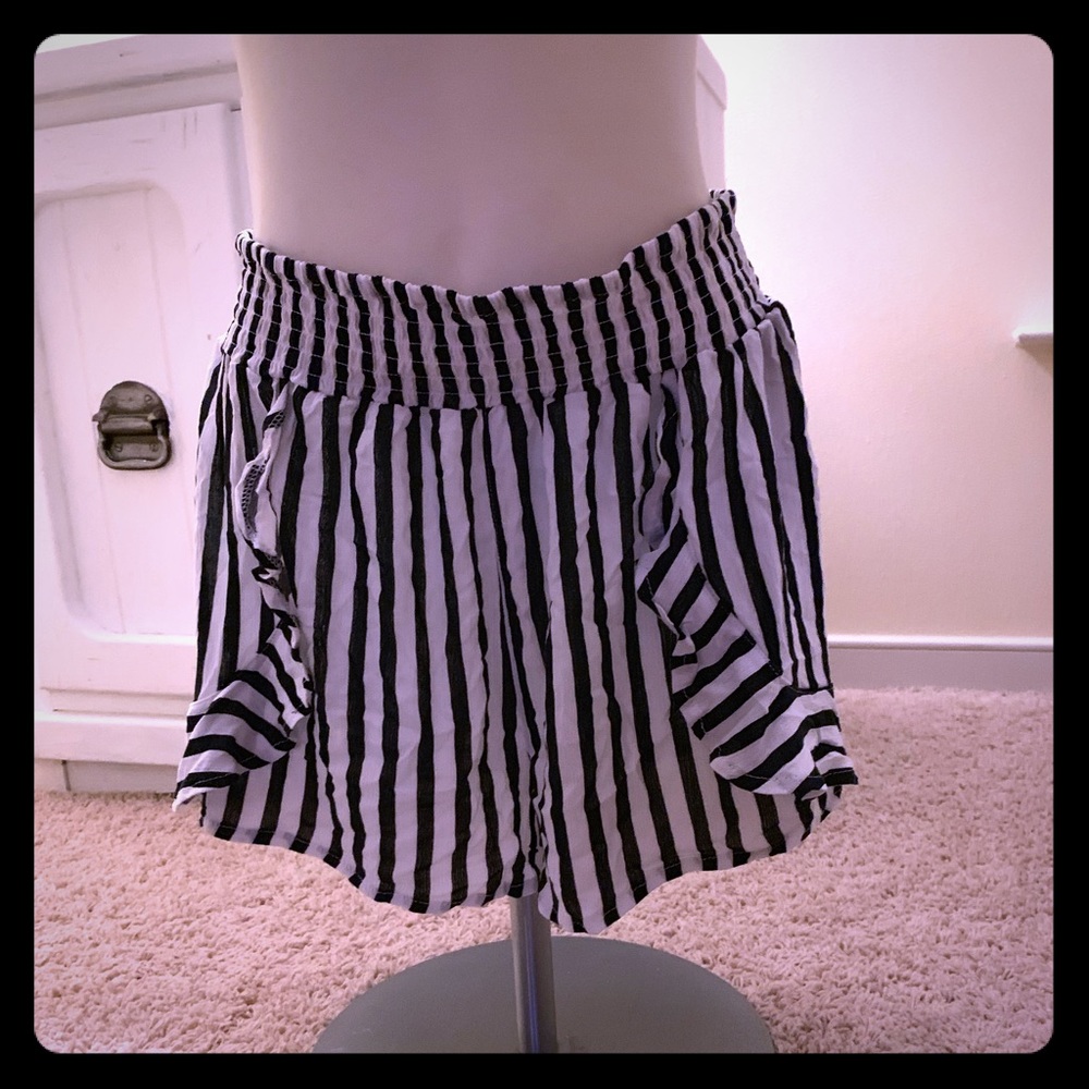 Cotton On 🔥Shorts - with stripes 🖤💟
